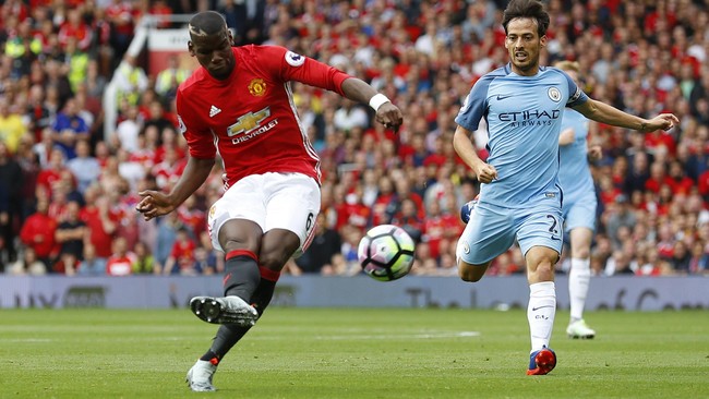 Gelandang Manchester United Paul Pogba jadi pemain pertama di Liga Primer Inggris musim ini yang mencetak 1000 operan sukses di daerah tim-tim lawan.