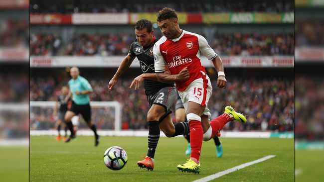 Gol Santi Cazorla di perpanjangan waktu babak kedua berhasil membawa Arsenal mengalahkan Southampton 2-1 di Stadion Emirates, London.