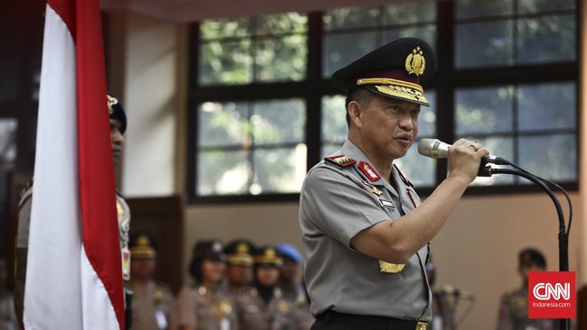 Presiden Jokowi mengutus Menko Polhukam Wiranto untuk menyematkan bintang tanda jasa Bhayangkara Utama ke Jenderal Tito Karnavian dalam upacara di Mabes Polri.