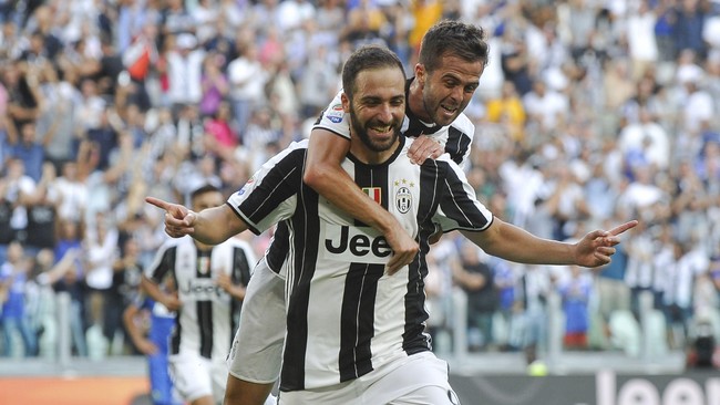 Dua pemain baru Juventus, Gonzalo Higuain dan Miralem Pjanic, menjadi pahlawan kemenangan tim tersebut atas Sassuolo dalam lanjutan laga Serie A.