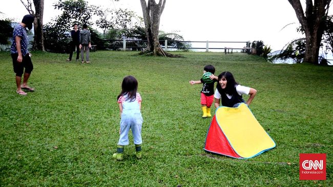 Bermain di luar ruang memiliki peran penting terhadap perkembangan fisik, kepribadian, dan kecerdasan anak di masa mendatang.