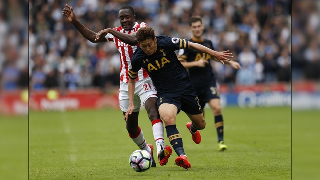 Bintang Korea Selatan Son Heung-min berhasil menjadi pahlawan Tottenham Hotspur dalam kemenangan besar atas Stoke City. Son mencetak dua gol dan satu assist.