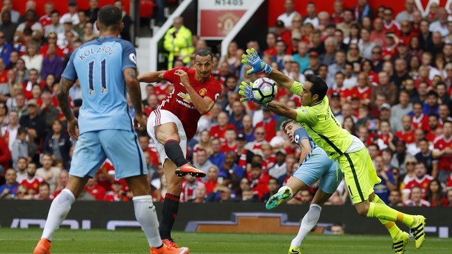 Claudio Bravo menjalani debut yang sulit bersama ManCity. Kiper asal Chile itu melakukan blunder pada menit ke-42 yang berujung pada gol Zlatan Ibrahimovic.