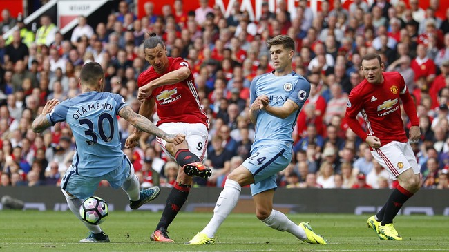 Mike Dean sebelumnya sudah tiga kali menjadi wasit Derby Manchester. Menariknya, dari tiga Derby Manchester yang dipimpin Dean, ManCity selalu berhasil menang.