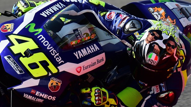 Valentino Rossi akan membalap dalam MotoGP Misano bersama sahabatnya, Uccio. Uccio tak akan berada di sepeda motor Rossi, melainkan fotonya terpampang di helm.