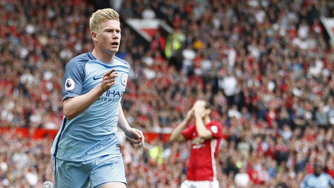 Menurut penyerang Man City Kevin de Bruyne, Pep Guardiola tak perlu mengubah gaya melatihnya meski kini ia menangani klub di Liga Primer Inggris.
