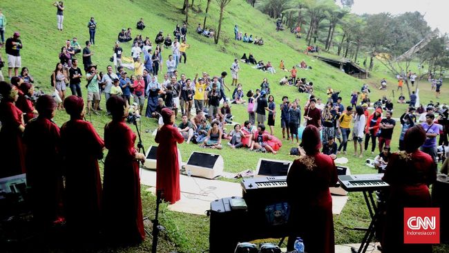 RRREC FEST 2016 sekali lagi berhasil membuktikan, kalau acara musik juga harus bersanding dengan seni lain, agar bisa saling menginspirasi.
