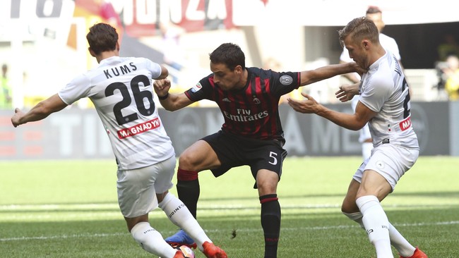 Tembakan yang berubah arahnya karena membentur Ignazio Abate di ujung laga normal membuat AC Milan kehilangan poin saat menjamu Udinese dalam laga Serie A.