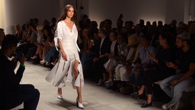 Kolaborasi Baju dan Perhiasan Logam Daur Ulang Prabal Gurung