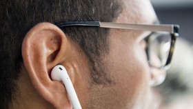 Apple Dikabarkan Bakal Rilis AirPod 2 Akhir 2018