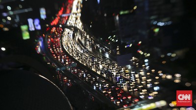 Gejala kemacetan di Jakarta sudah terlihat sejak 1965. Pemerintah lambat dalam membuat kebijakan transportasi publik. Kemacetan pun makin parah, sulit diatasi.