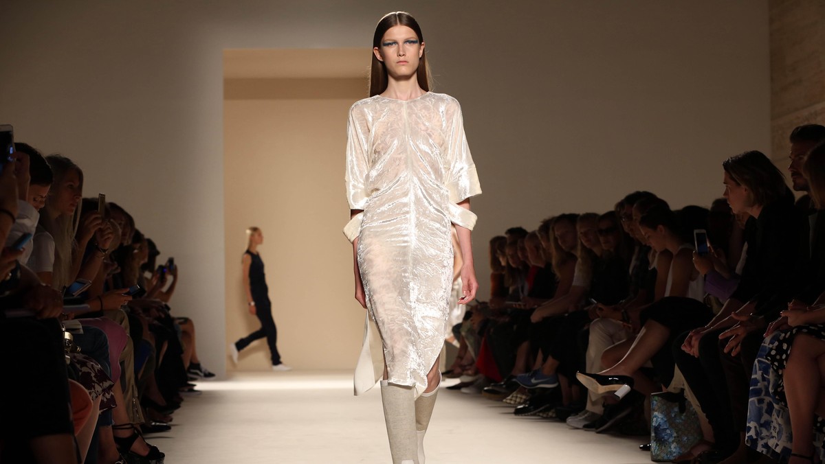 Gelora Gaya Vintage-Millenial Victoria Beckham di NYFW