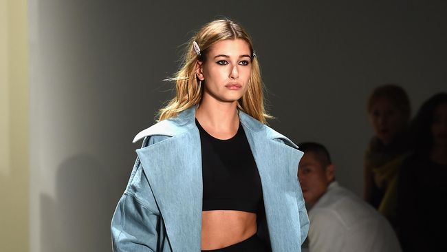 Hailey Bieber tampak ikut merayakan kabar pertunangan Selena Gomez dengan Benny Blanco.