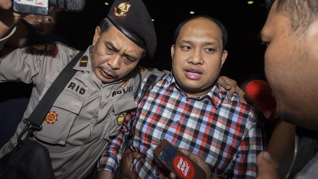 Yan Anton tiba di Kantor KPK sekitar pukul 09.30 WIB. Yan yang terlihat mengenakan rompi tahanan sama sekali tak berkomentar saat ditanya wartawan.