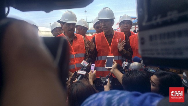 Presiden Joko Widodo meminta Kapolri Tito Karnavian, untuk membantu memberantas pungutan liar di seluruh pelabuhan.