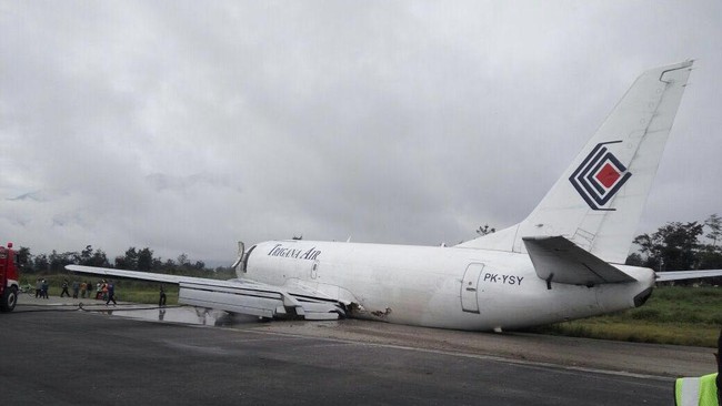 Saat akan mendarat di Bandara Wamena, roda belakang pesawat kargo Trigana patah seingga pesawat tergelincir di runway bandara.
