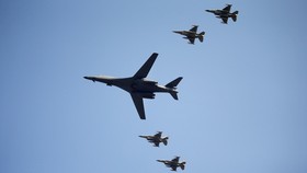 Jet Pengebom AS Mendarat Darurat di Colorado