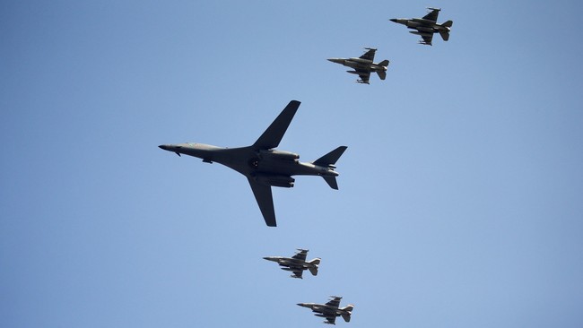 Sebuah pesawat pengebom B-1B milik AS terbang melintasi Semenanjung Korea dalam rangka latihan militer bersama Korsel di tengah ketegangan dengan Korut.