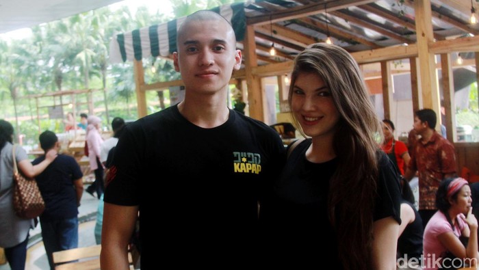 Muhammad Fardhan dan Mikaila Patritz di kawasan Kemang