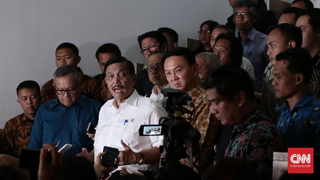 Keputusan Menko Luhut dan Pemprov DKI Jakarta melanjutkan reklamasi Pulau U, berbeda dengan rekomendasi Menteri Susi untuk menghentikan reklamasi.