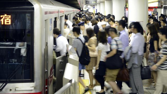 Berkeliling kota Tokyo dengan kereta bawah tanah Tokyo Metro. Perusahaan kereta tersebut kini menambah fasilitas berbahasa Inggris untuk turis mancanegara.