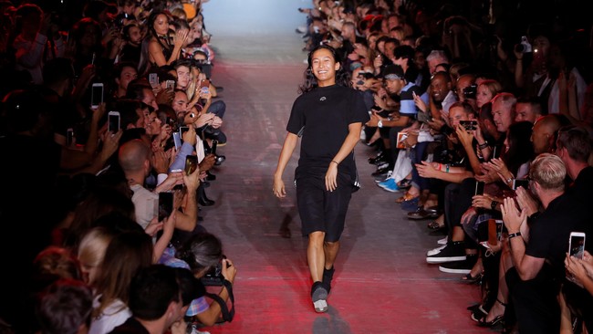 Kolaborasi Wang-Adidas Hadirkan Sportwear Santai dan Seksi