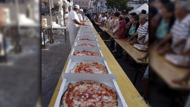 Seluruh pizza yang dibuat dibagikan kepada badan amal setempat, juga orang-orang yang kebetulan melintasi area festival di Puglia, Italia.