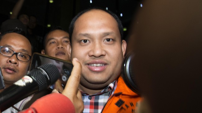 KPK memeriksa tersangka Bupati Banyuasin Yan Anton Ferdinan terkait dengan kasus dugaan suap proyek pengadaan barang dan jasa di Dinas Pendidikan.