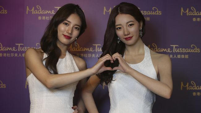 Lagu debut solo Suzy yang berjudul Pretend bertengger di puncak tangga lagu digital di Korea Selatan enam jam setelah dirilis.