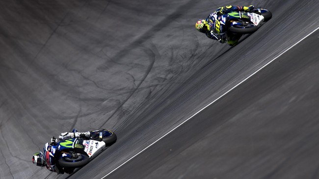 Valentino Rossi tak terlalu memusingkan hubungannya dengan rekan setimnya di Movistar Yamaha, Jorge Lorenzo, usai perang kata di GP San Marino.