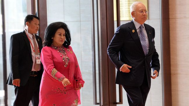 Polisi Sita 284 Tas Mewah dari Kondominium Eks PM Najib Razak Polisi menyita 72 kantong berisi tas bermerek, perhiasan, dan uang dari kondominium milik keluarga eks PM Malaysia Najib Razak dalam penyelidikan skandal 1MDB.