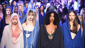 Busana ala Montir Penuh Gaya dari Donna Karan