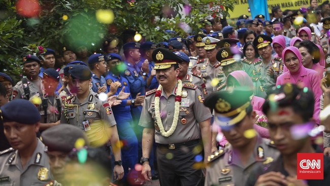 Bedanya, ekspresi Badrodin Haiti kala itu tampak lebih terharu dibandingkan dengan Budi Gunawan yang kelihatan lebih dingin menjalani prosesi.