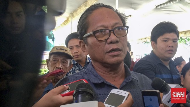 Sutradara film yang diproduseri Gatot, Dedi Setiadi menyatakan, properti pistol yang digunakan dalam film bukan urusannya.