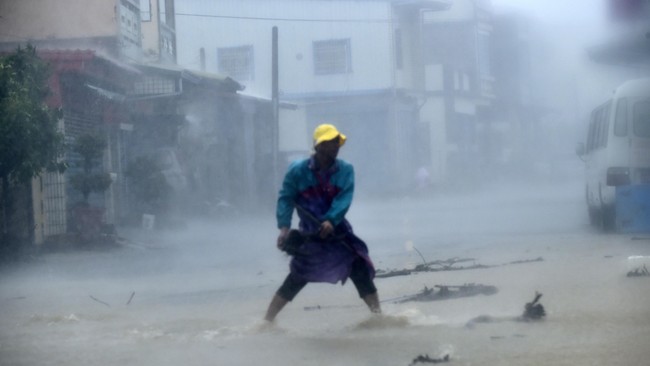 Topan super Meranti menghantam Taiwan pada Rabu (14/9), memicu evakuasi ribuan orang dan memutus aliran listrik bagi ratusan ribu rumah.