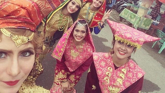 Seorang mahasiswi Azerbaijan bernama Leyla Qarayeva, sudah lama terpikat oleh nikmatnya rendang dan kangen kembali ke Kota Padang.