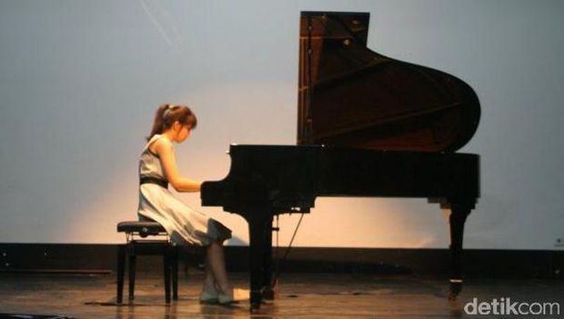 Bahkan final kompetisi yang mempertandingkan nomor piano klasik dan biola disambut antusias para wisatawan.