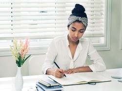 Mengenal Rupi Kaur yang Lampaui Batas Perempuan di Puisi-puisinya
