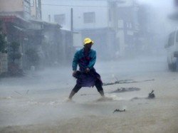 Topan Haikui Hantam Taiwan, Jalanan Ambrol hingga 2 Orang Terluka