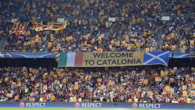 Suporter Barcelona Soraki Lagu Liga Champions
