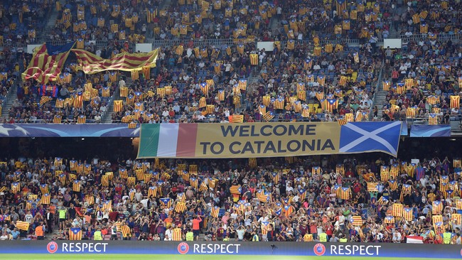 Suporter Barcelona menunjukkan aksi perlawanan terhadap UEFA dengan menyoraki lagu Liga Champions setelah dilarang mengibarkan bendera Katalonia di stadion.