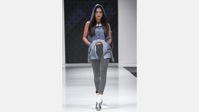 Faramita Dewi dari lini busana Amaragita Batik menghadirkan kreasi batik yang terinspirasi dari film Star Wars.