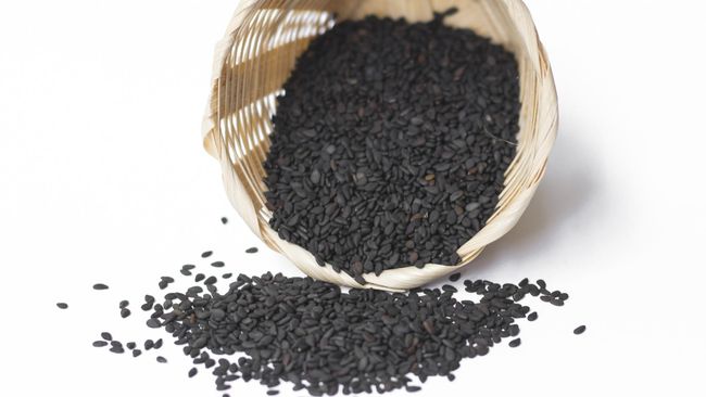 Mengingat khasiat, juga aroma dan cita rasanya yang khas, maka sungguh pas bila wijen hitam diolah menjadi beragam makanan minuman.