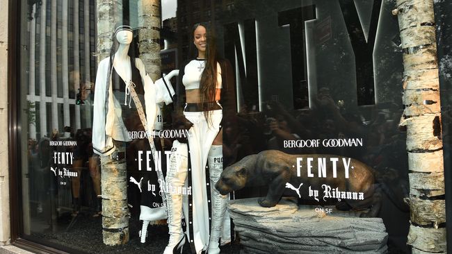 Usai menguasai dunia mode lewat desain busana, langkah Rihanna tak terbendung. Ia bakal merilis produk rias wajah bertajuk Fenty Beauty pada Jumat (8/9).