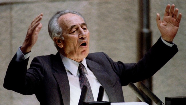 Shimon Peres, 93, mantan presiden dan perdana menteri Israel yang menerima Nobel Perdamaian bersama Yasser Arafat, masuk rumah sakit karena terserang stroke.