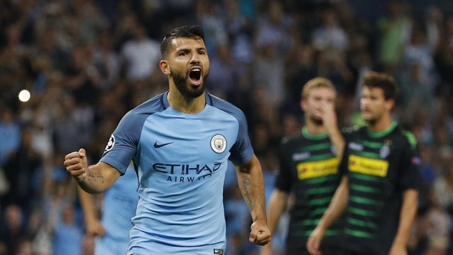 Tak mau kalah dengan kompatriotnya, Lionel Messi, penyerang ManCity Sergio Aguero pun menorehkan sebuah rekor dengan mencetak hattrick.