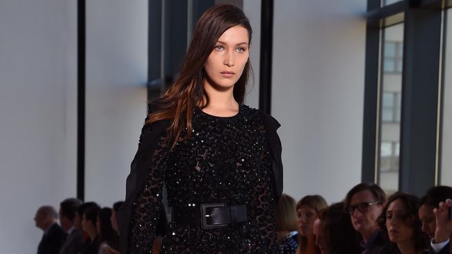 Bella Hadid dituding rasis lantaran mengunggah sebuah foto yang memperlihatkan kaki dan sepatunya di jendela bandara, dengan latar pesawat Arab.