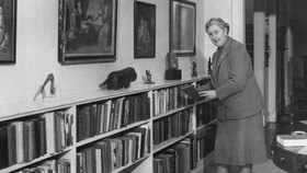 Mahkota Ratu Kejahatan dan Misteri di Kepala Agatha Christie
