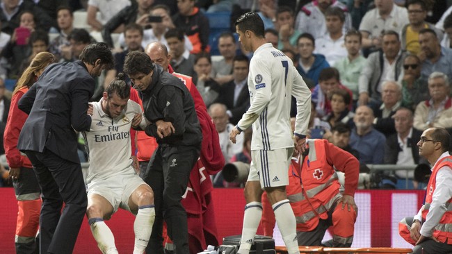 Winger Real Madrid Gareth Bale akan segera menjalani pemeriksaan cedera pinggul, Jumat (16/9), akibat berbenturan dengan bek Sporting Lisbon.