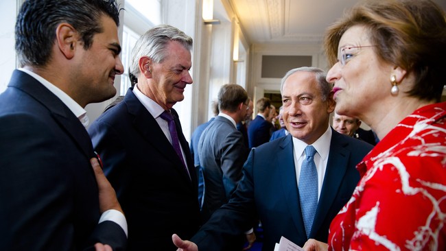 Anggota dewan Belanda yang anti-rasis Tunahan Kuzu tertangkap kamera menolak menjabat tangan Benjamin Netanyahu.